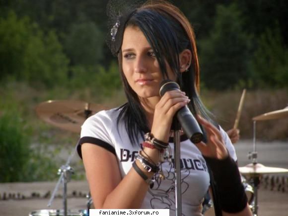 blaxy girls fetele: rucsandra iliescu (rucsy) canta chitara este solista. are ani.