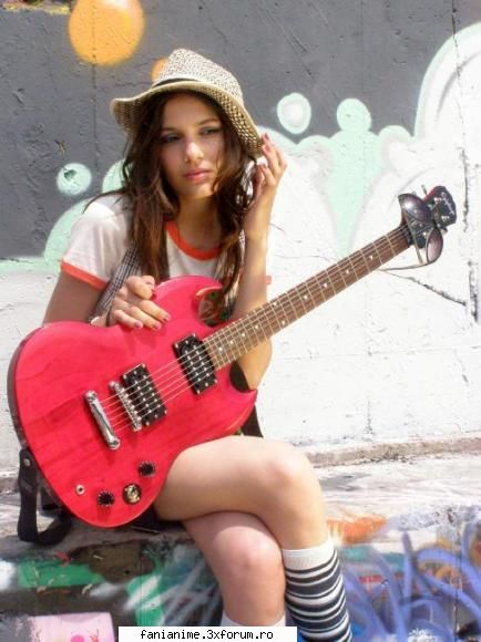 Blaxy Girls - Tirca Amalia canta la chitara solo. Are 17 ani - Alte trupe
